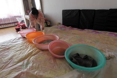 富宁楼上漏水，住户失联，小区没物管，业主维权难！律师来支招……